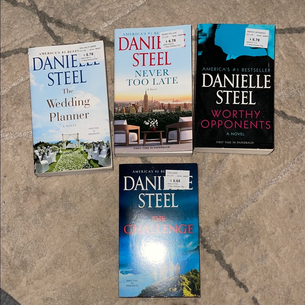 Danielle Steel Novel Collection - Set of 4 
🎉🥳